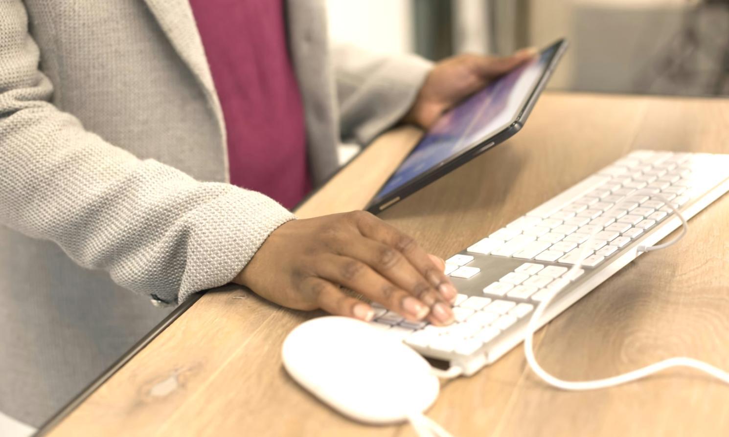 Teilnehmende bei der gemeinsamen Arbeit an Fundraising-Strategien während des Lernprogramms